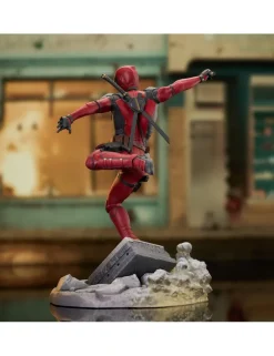 Diamond Select Toys Marvel Gallery Deadpool & Wolverine Deadpool