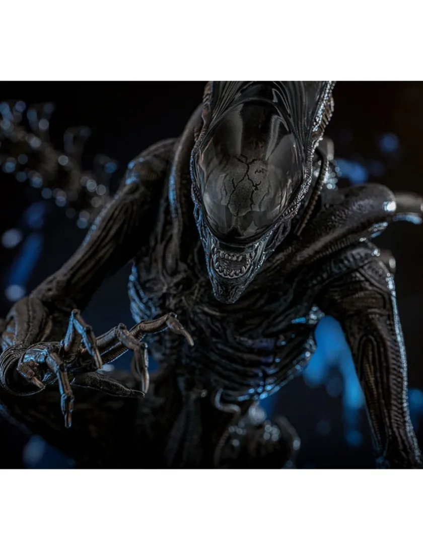 Hot Toys Movie Masterpiece Alien Romulus Scorched Xenomorph 1/6 Scale Collectible Figure